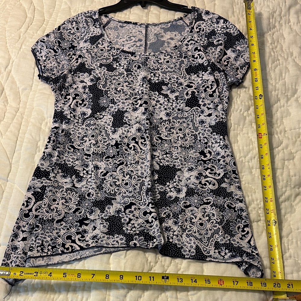 Chic Floral Lace Short Sleeve Top - Black and White